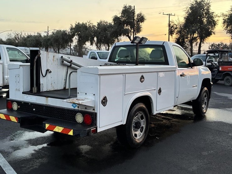 2011-chevrolet-2500-image-3