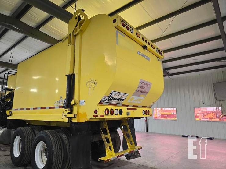 2018-peterbilt-320-image-22