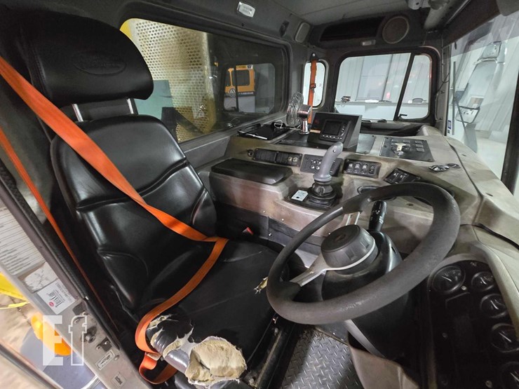 2018-peterbilt-320-image-9