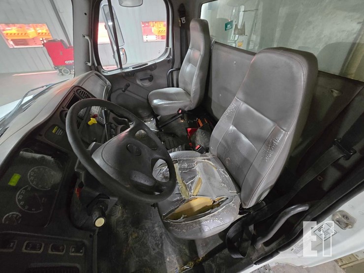 2009-freightliner-business-class-m2-106-image-9