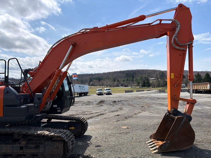 2020-hitachi-zx200-image-13