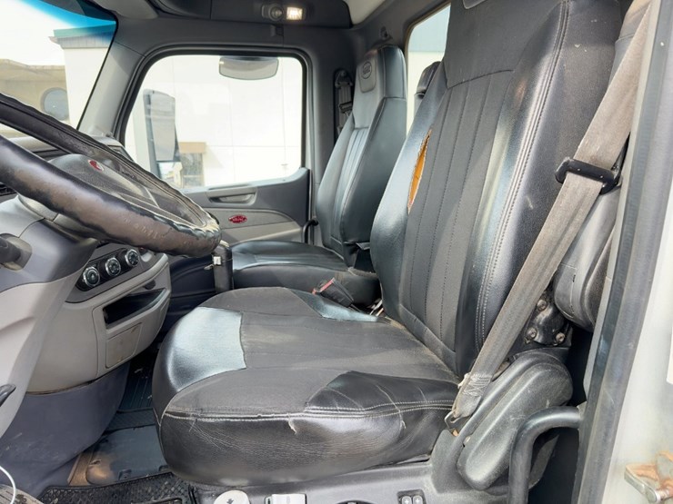 2015-peterbilt-567-image-29