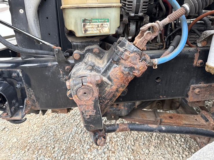 2010-massey-ferguson-8-image-10