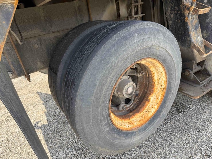 2000-peterbilt-357-image-17