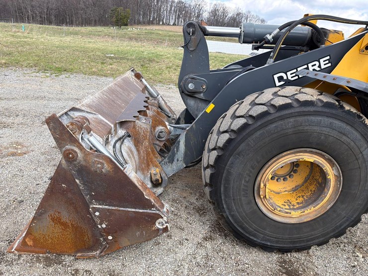 2020-deere-744l-image-11