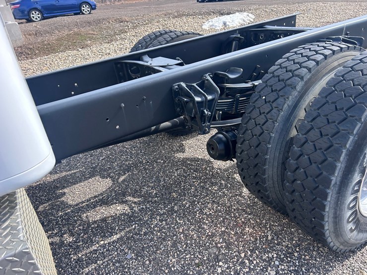 #1008-•-international-cab-and-chassis-image-17