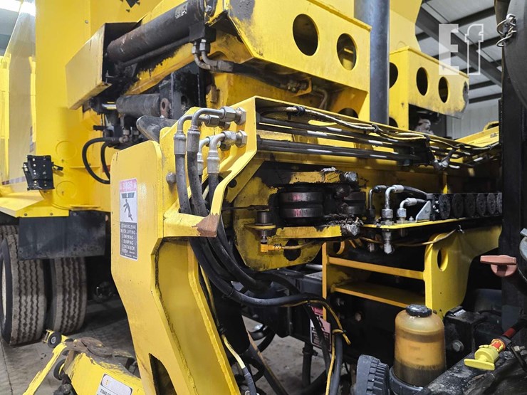 2018-peterbilt-320-image-27