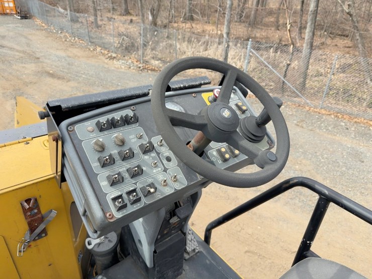 2010-caterpillar-ap-555e-image-40