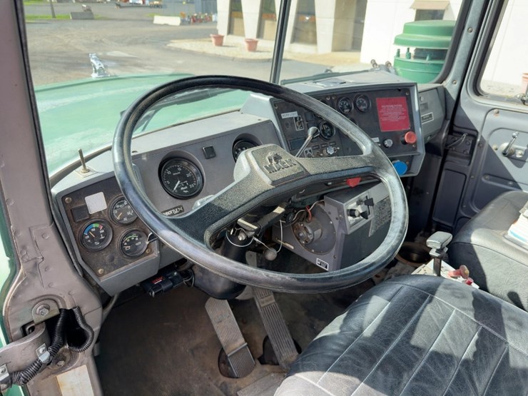 1990-mack-rd688s-image-26