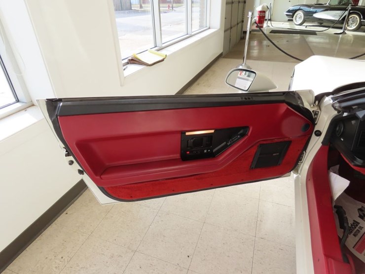 1985-chevrolet-corvette-image-18