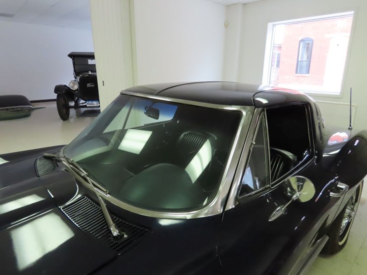 1963-chevrolet-corvette-stingray-split-window-coupe-image-45