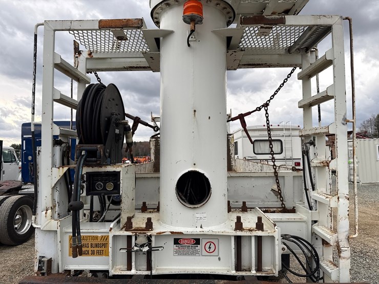 2010-massey-ferguson-8-image-51