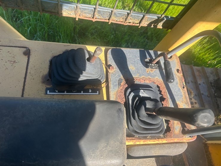 1995-deere-750c-image-9