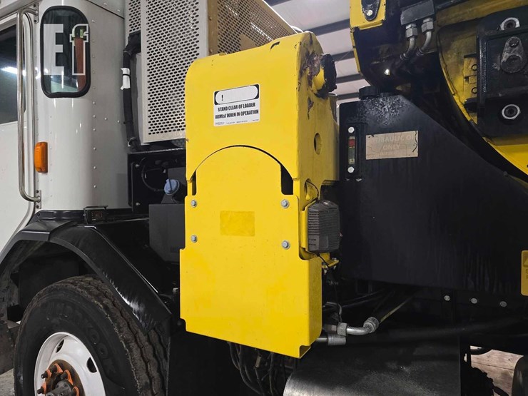 2018-peterbilt-320-image-20