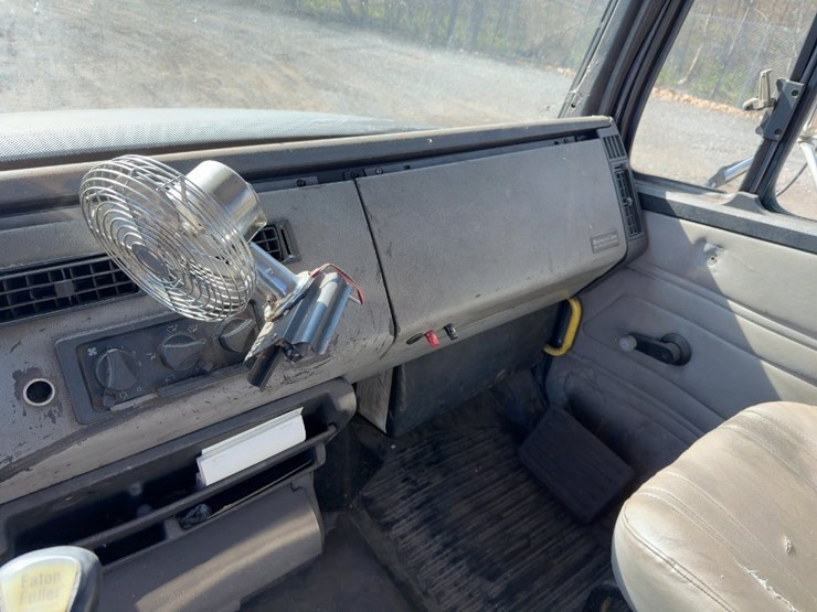 1999-freightliner-fl112-image-25