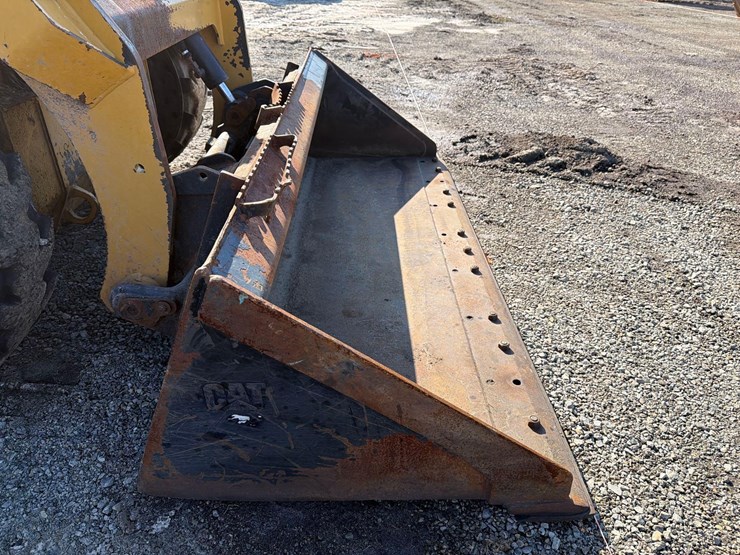 2019-caterpillar-242d-image-15