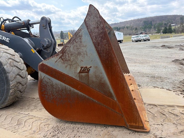 2022-deere-744l-image-17