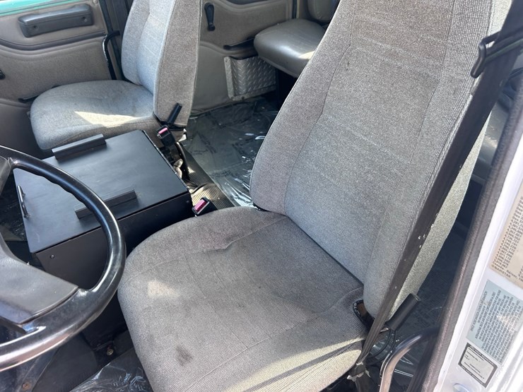 #1008-•-international-cab-and-chassis-image-45