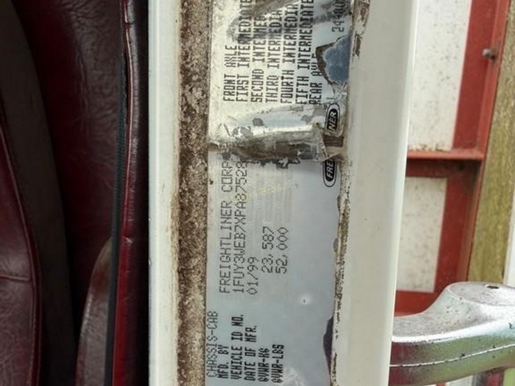 1999-freightliner-fld112-image-12