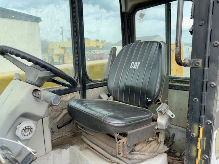 1996-caterpillar-th83-image-15