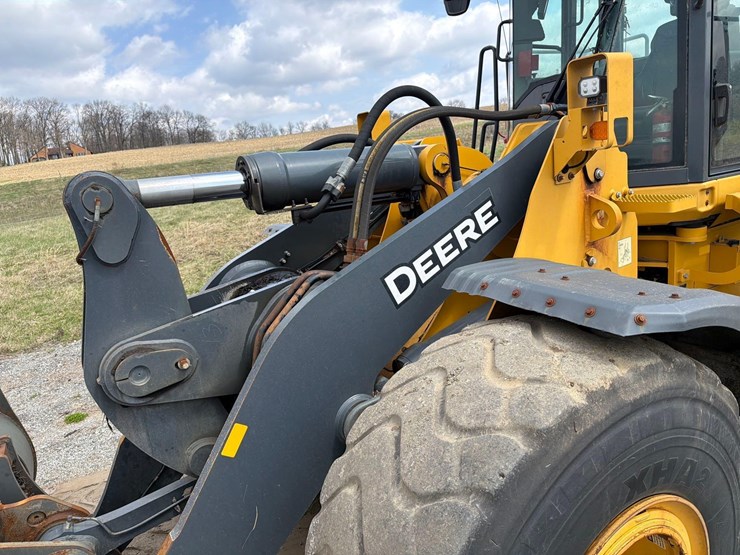 2022-deere-744l-image-14