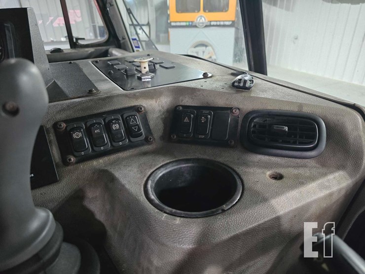 2018-peterbilt-320-image-17