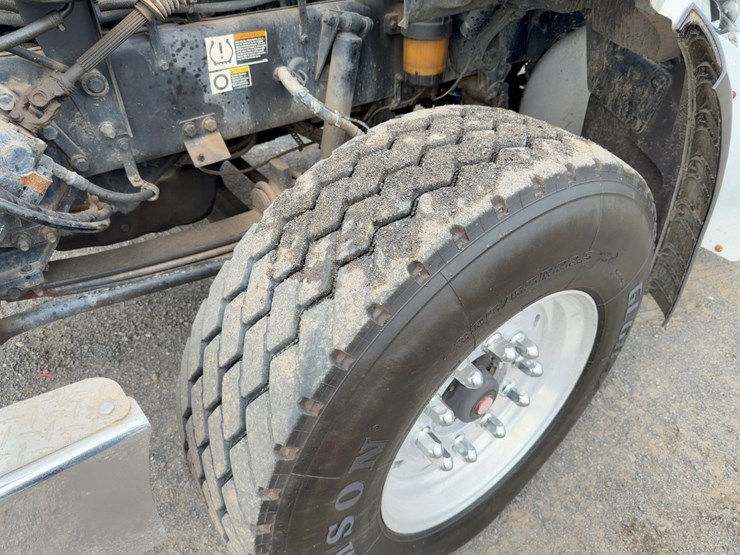 2015-peterbilt-567-image-10