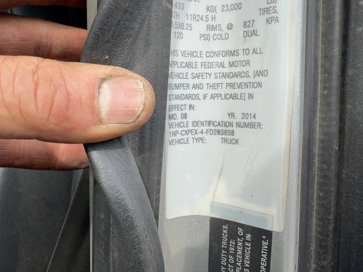 2015-peterbilt-567-image-35