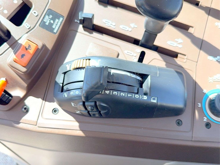 2004-john-deere-7320-image-77