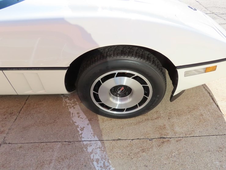 1985-chevrolet-corvette-image-5