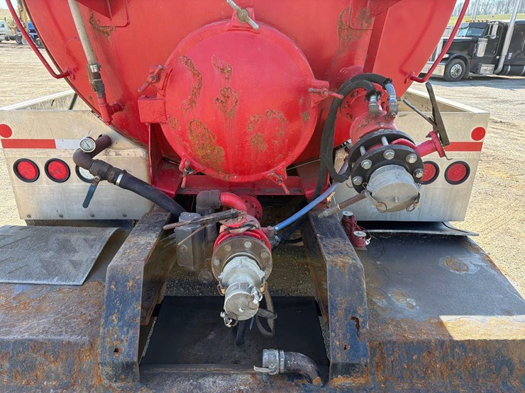 2012-peterbilt-389-image-11