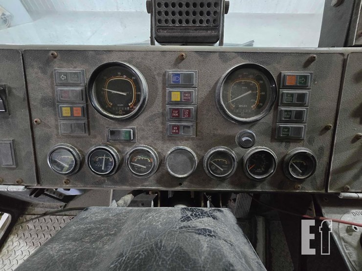 1996-oshkosh-t1500-image-12