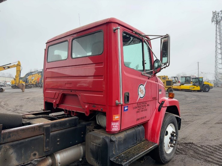 2003-freightliner-fl70-image-17