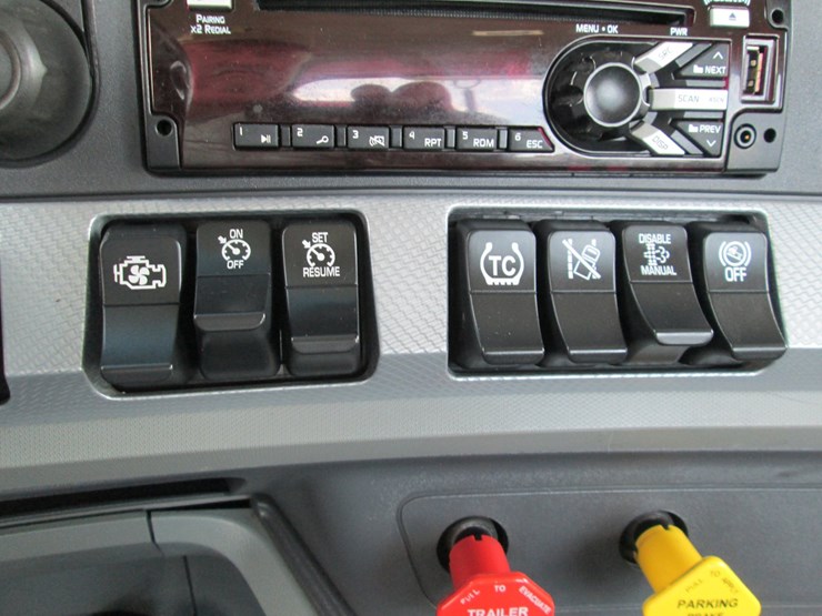 2020-kenworth-t680-image-33