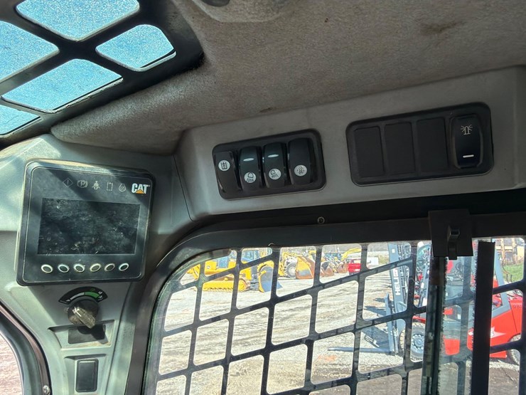 2019-caterpillar-242d-image-20