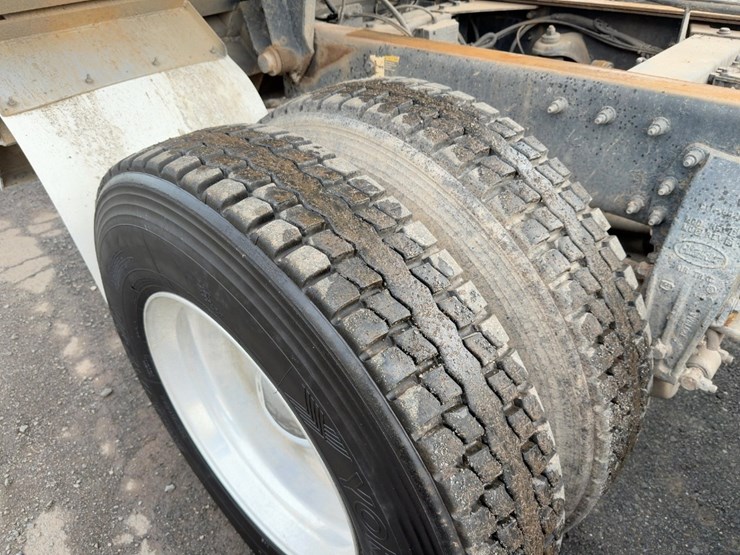 2015-peterbilt-567-image-23