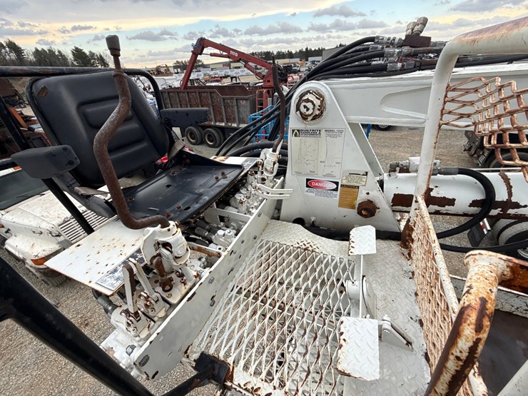 2010-massey-ferguson-8-image-56