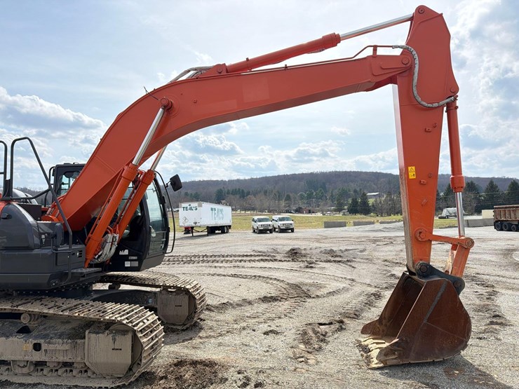 2020-hitachi-zx200-image-13