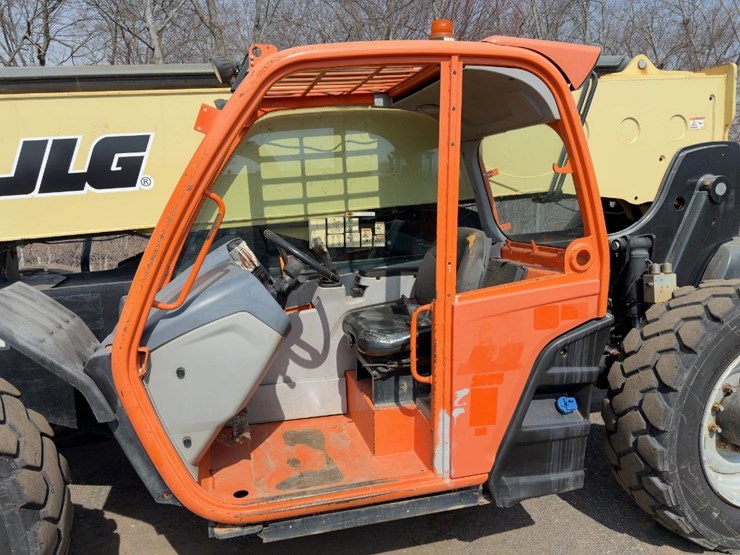 2016-jlg-1055-image-14