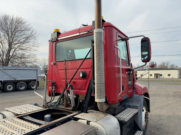 2013-mack-pinnacle-cxu613-image-13