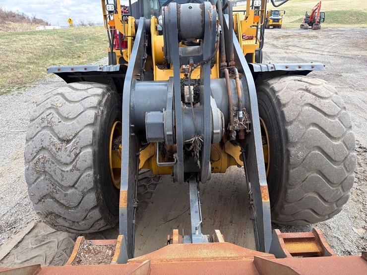 2022-deere-744l-image-16