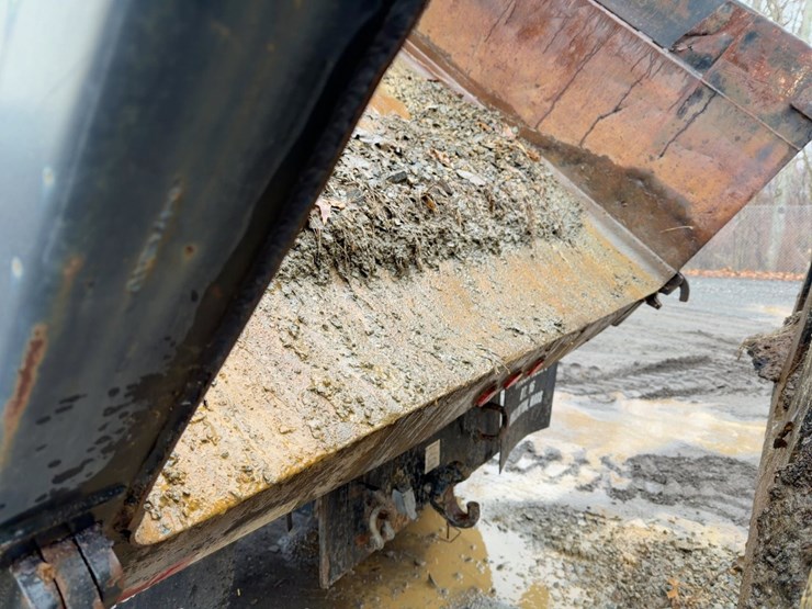 2003-freightliner-fl70-image-22