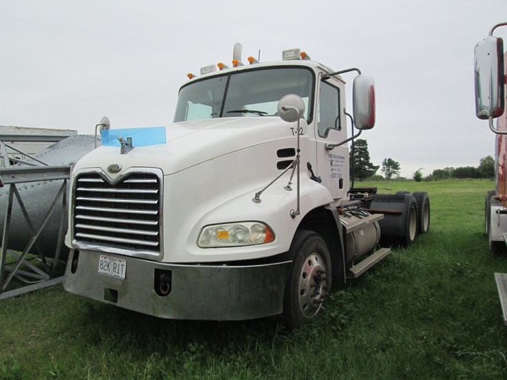 #46168-•-inop-2006-mack-613-vision-t/a-daycab-truck-tractor-1m1ak06yx6n010204-image-1