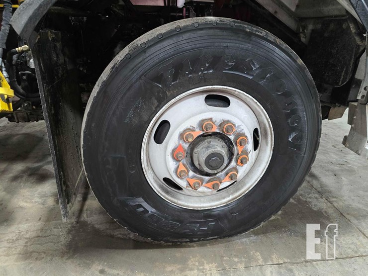 2018-peterbilt-320-image-34