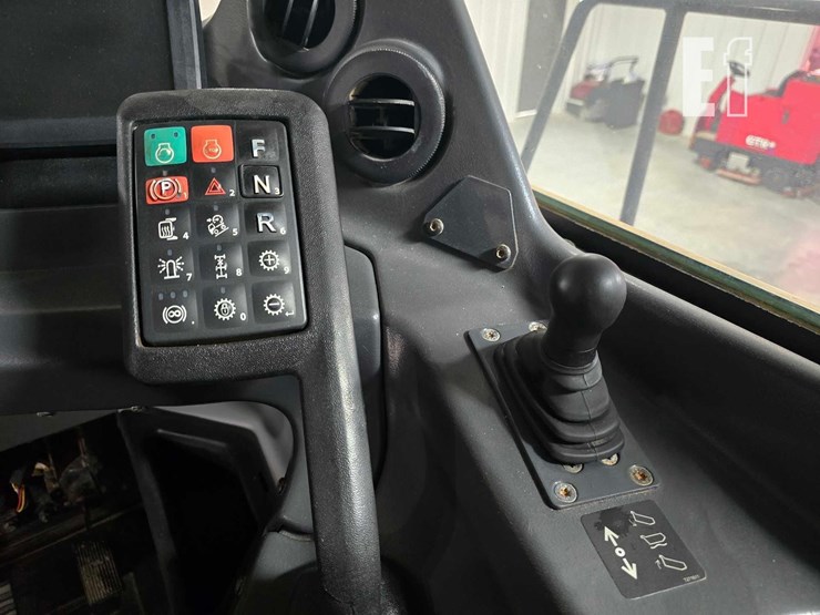 2021-deere-260e-image-13