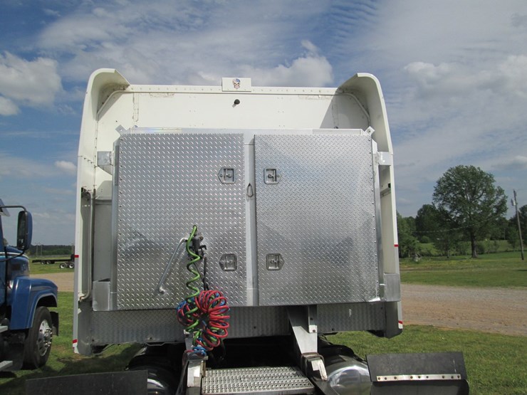 2008-peterbilt-389-image-9