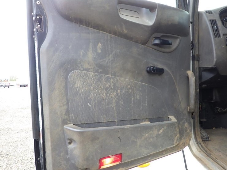 2010-peterbilt-337-image-28