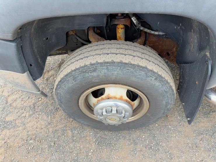 2001-chevrolet-silverado-3500-image-11