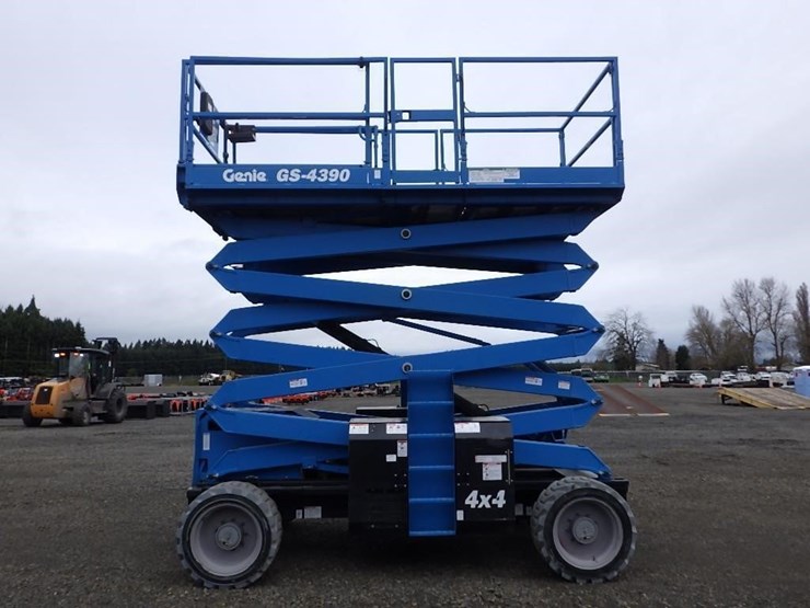 2017-genie-gs-4390-scissor-lift-image-8