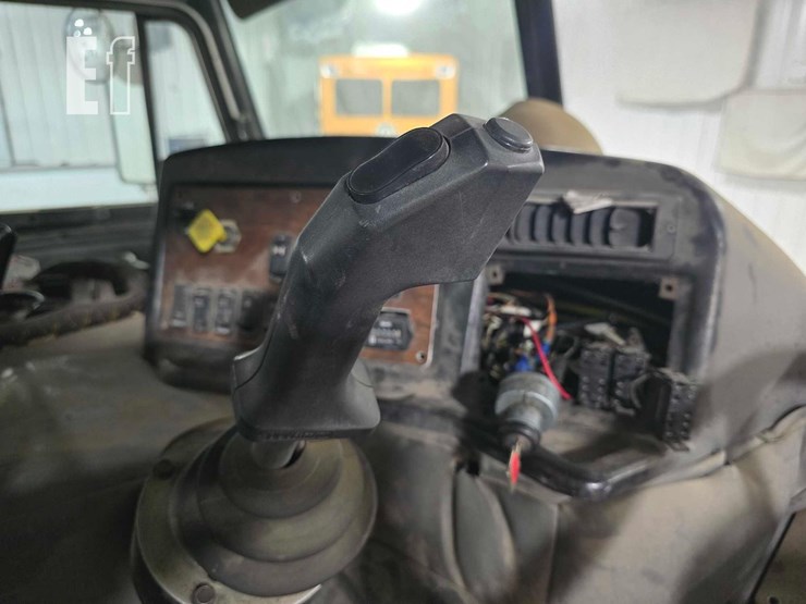 2008-peterbilt-320-image-16